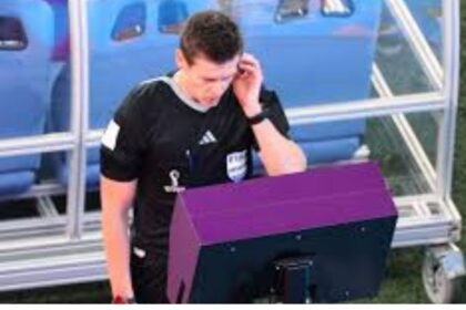 ফুটবলে VAR কীভাবে কাজ করে